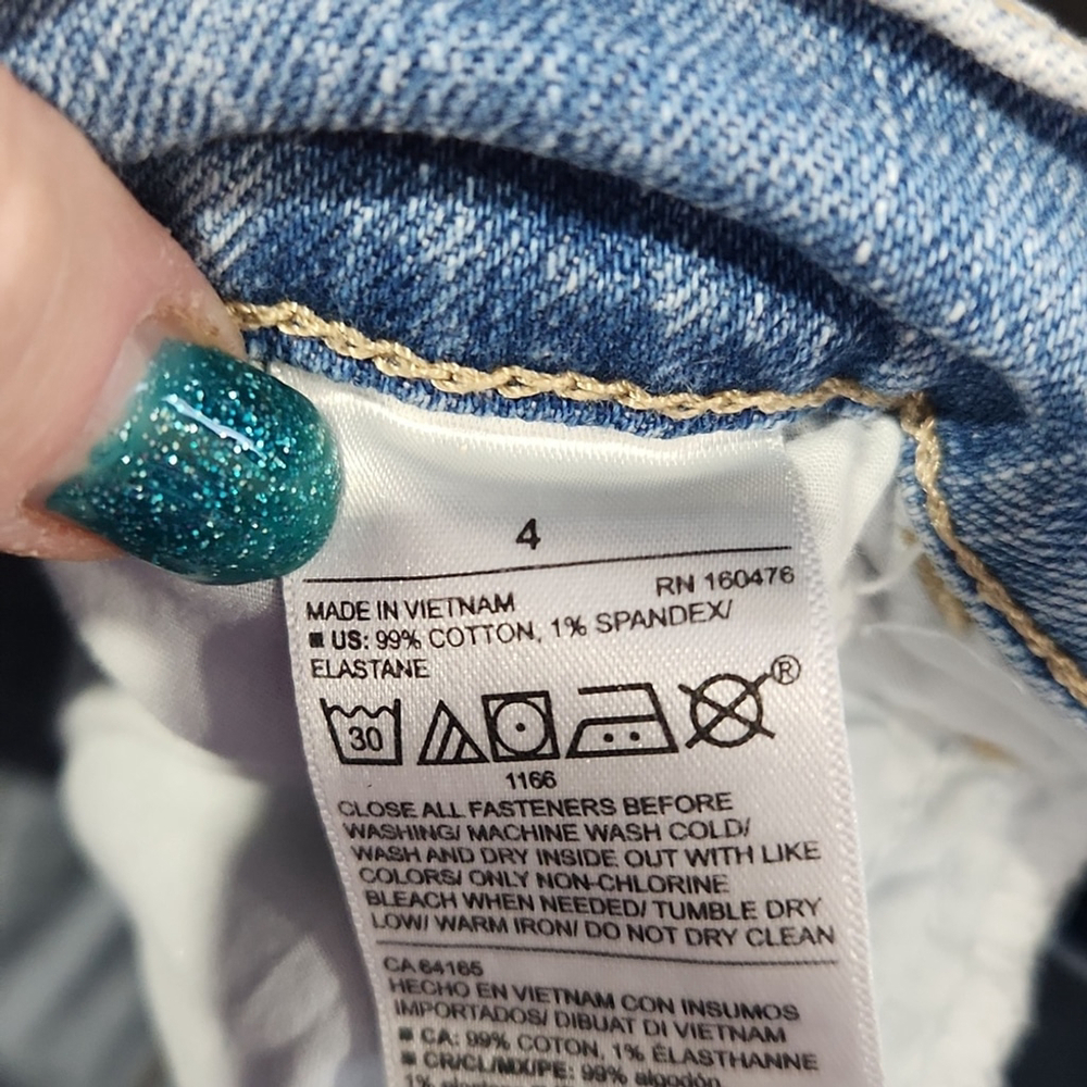 Old Navy Boyfriend Mid Rise Distressed Denim Shorts - Picture 3 of 4